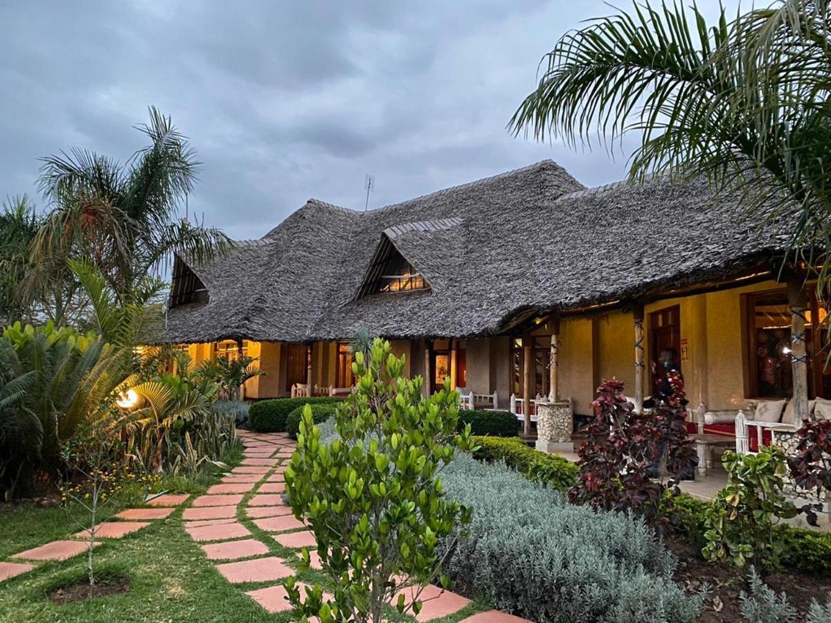 Athi River The Last Village Lodge מראה חיצוני תמונה
